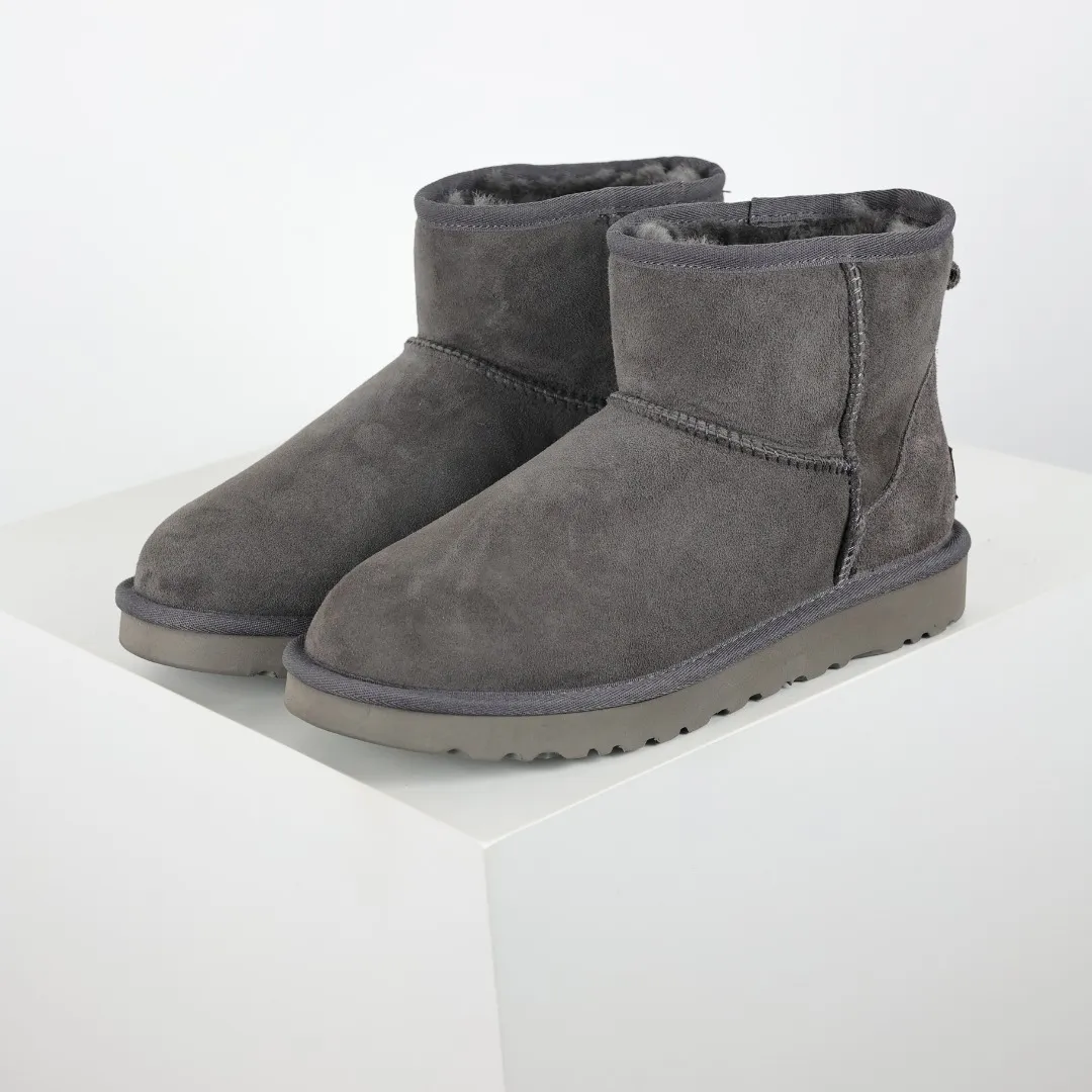 Pick up locally 💰540 Core recommendation Good price Cashmere insoles are a very suitable choice for keeping warm in winter and at home. In the new year, uug launched a series of styles, which are partial to the preferences of young consumers and have also moved to the forefront of fashion trends. Shoe body material Water-repellent coated suede upper 17mm UGGPURE™ implanted wool insole Lightweight non-slip comfortable rubber outsole With brand LOGO Trademark Comes with a full set of packaging Size: 35 36 37 38 39 40 41 42 43 44